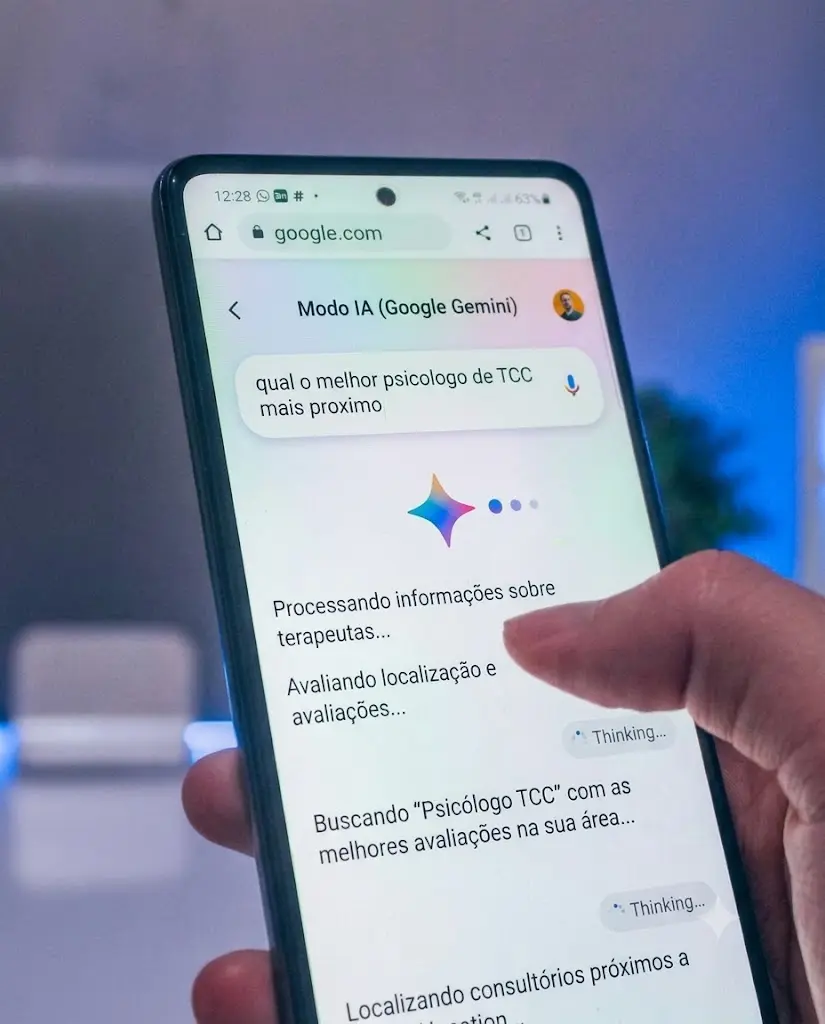 Pessoa fazendo uma busca no celular por um profissional perto dela